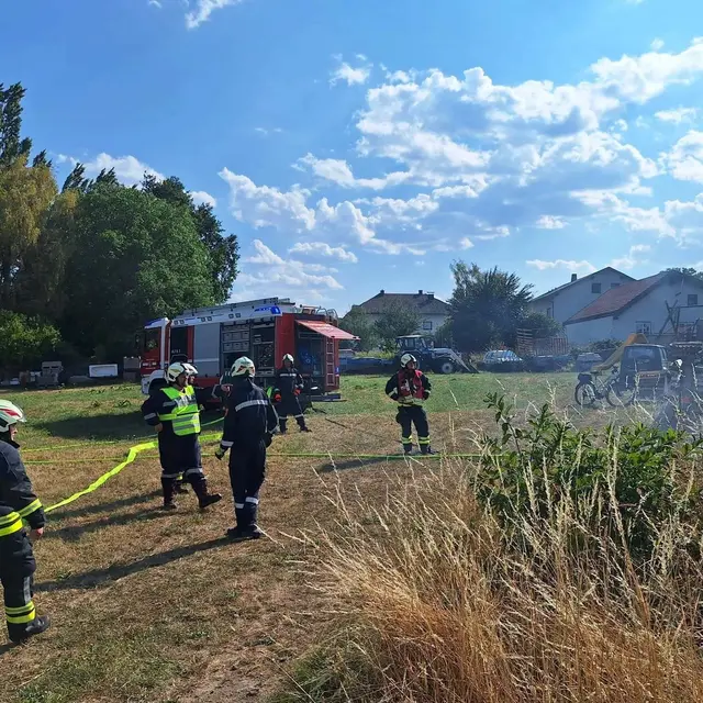 Das Feuer brach in der Nähe einer Wohnsiedlung aus. | Foto: FF Groß Siegharts