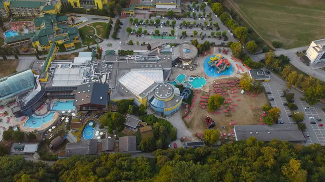 Zwei Ersthelfer retten einen vierjährigen Jungen nach einem Badeunfall in der Eurotherme Bad Schallerbach. | Foto: laumat/Matthias Lauber
