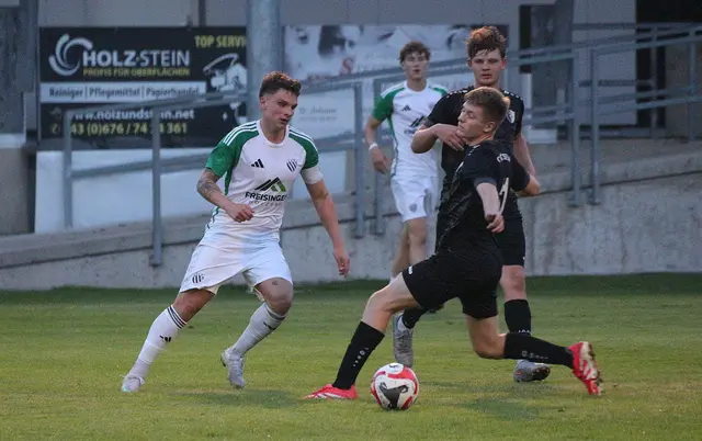Der SK Ebbs (weiß) machte bereits in der ersten Spielhälfte (0:6) alles klar für den hohen 0:8 Auswärtssieg in Kössen (schwarz). | Foto: Schwaighofer