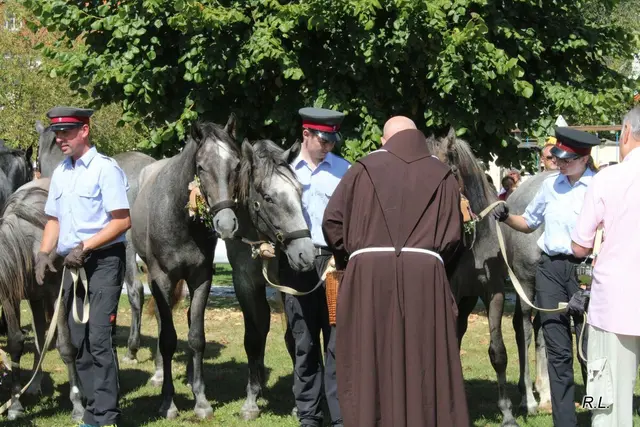 Pater Elias wird am Lankowitzer Schlossplatz die Lipizzaner wieder segnen. | Foto: René Lederer
