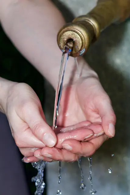 Rund 600 Meter Wasserleitungen, 50 Hausanschlüsse und drei Hydranten werden in Ladendorf erneuert. Gleichzeitig wird das Stromnetz ausgebaut. (Symbolfoto)  | Foto: pixabay / FotoEmotions