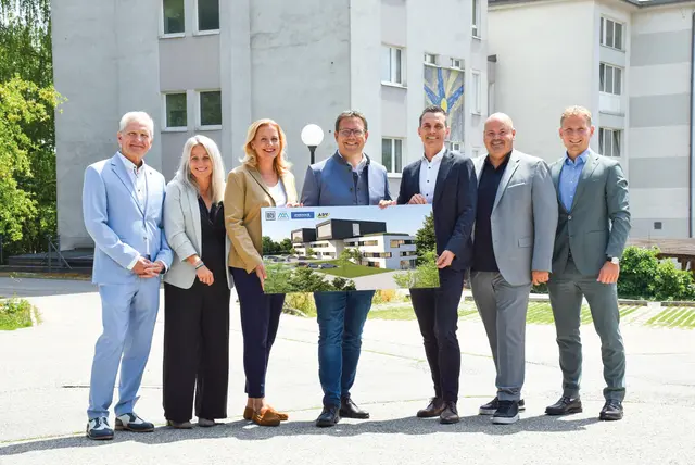 Wolfgang Gruber (Geschäftsführer Gruber ADV GmbH – PVZ Management), Stadtamtsdirektorin-Stv. Kerstin Kronsteiner, Gesundheitsstadträtin Beate Hochstrasser, Bürgermeister Christian Haberhauer, Hannes Brenn (Geschäftsführer SPK OÖ Immobilien GmbH), Architekt Christoph Haas, Florian Gruber (Gruber ADV GmbH – PVZ Management) | Foto: Stadt Amstetten