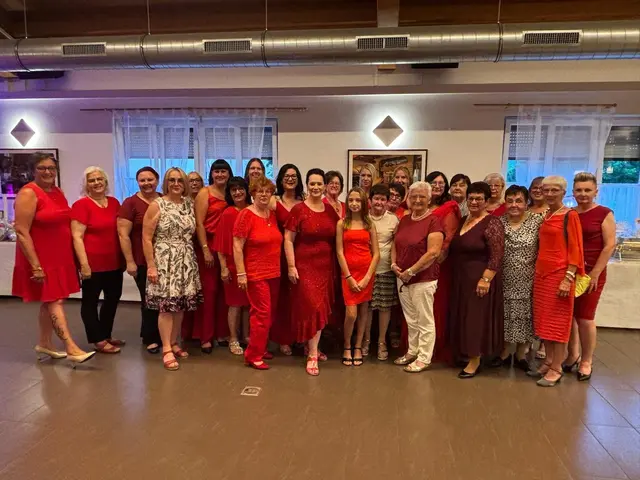 Rote Eleganz und beste Stimmung: Die SPÖ Bezirksfrauen Mistelbach luden zum Sommerball „Ladies in Red“ nach Großengersdorf. | Foto: Musil