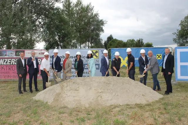 Raffeisenbank Walding-Ottensheim-Vorstandsdirektor Gottfried Atzlesberger (2. v. l.) und Wosig-Geschäftsführer Wolfgang Birngruber (2. v. r.) luden zum feierlichen Spatenstich in Ottensheim. | Foto: MeinBezirk/Gernot Fohler