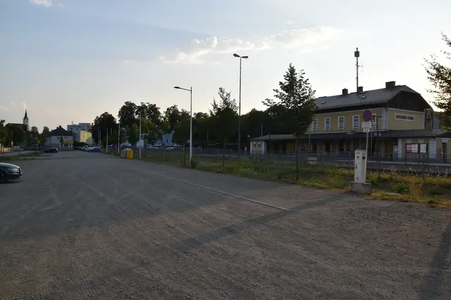 Nicht asphaltierter Parkplatz gegenüber des Wieselburger Bahnhofs | Foto: Roland Mayr/MeinBezirk Scheibbs