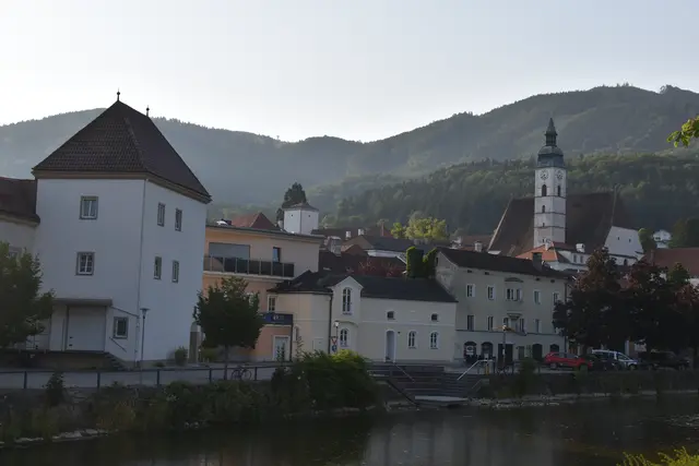Die Statdtmole an der Erlauf in Scheibbs soll bald mit Bäumen beschattet werden, die nach dem Stadtschwamm-Prinzip gepflanzt werden. | Foto: Roland Mayr/MeinBezirk Scheibbs