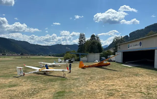 Am frühen Morgen beginnen die Flugvorbereitungen vor dem Hangar. | Foto: Alpine-Sportflieger-Club Leoben