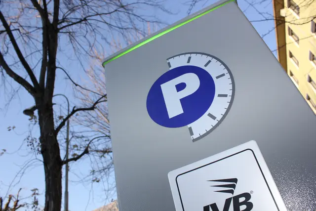 Parken in Tirol könnte ab 2027 deutlich teurer werden. Das Land plant eine Anhebung der maximal zulässigen Parkgebühren. | Foto: MeinBezirk