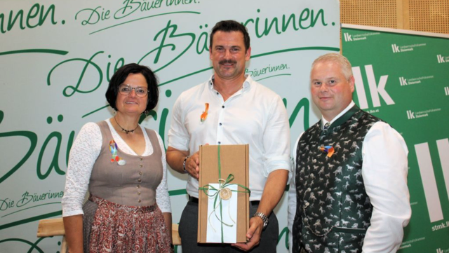 Anita Suppanschitz und Markus Kollmann übergaben Sigi Fink ein Geschenk. | Foto: Cescutti
