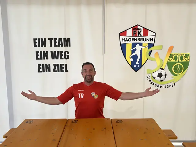 U-14-Trainer Günther Herzog darf mit einem Kader von 26 Kindern aus dem Vollen schöpfen: Er streckt seine Arme nach Käfigkickern aus.  | Foto: Wolfgang Ilkerl