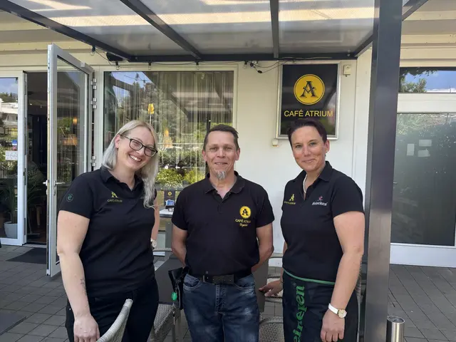 Jessica Konrad-Raith (li.) vom Cafe Atrium freut sich mit Markus Haring und Nicole Lehofer über den Sieg im Bezirk Weiz. | Foto: Cafe Atrium