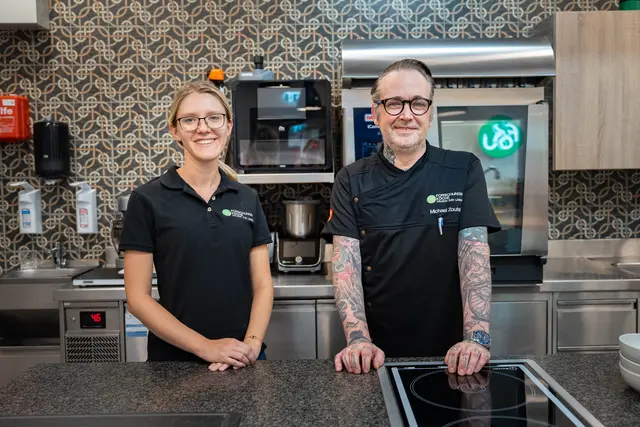 Diätologin Julia Fritsch (l.) und Küchenchef Michael Zoufal. | Foto: Sade Jerabek/Meinbezirk