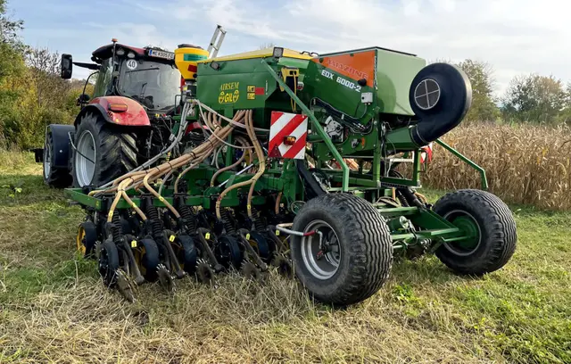 Landwirtschaftliche Maschine auf einem Feld