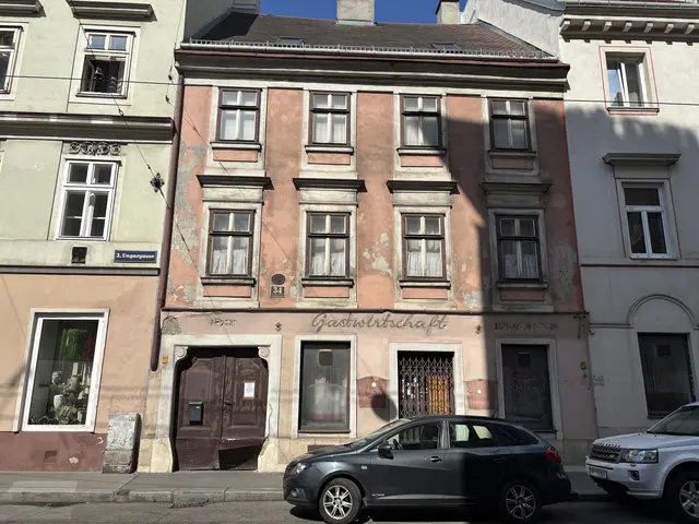 Das ehemalige Gasthaus "Zum alten Heller" sieht sichtlich mitgenommen aus. Einziger Vorteil: Es ist unbewohnt. | Foto: Luca Arztmann/MeinBezirk