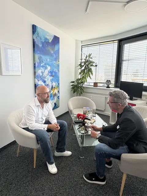 KI-Experte Ulrich Hutter im Gespräch mit MeinBezirk Salzburg Chefredakteur Michael Kretz  | Foto: MeinBezirk