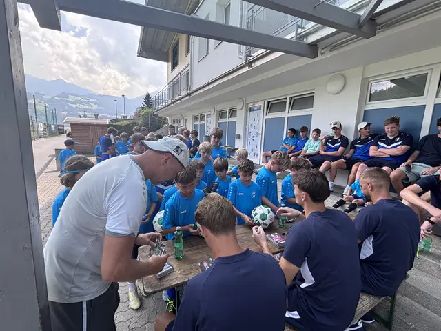 Die jungen Fußballer ließen sich die Gelegenheit nicht entgehen, ihre Idole persönlich kennenzulernen. | Foto: Kendlbacher