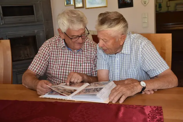 Die zwei noch lebenden Gründungsmitglieder des Strudengauer Volksfestes und der Strudengauer Messe, Karl Grufeneder und Leopold Schachenhofer, blättern in einem Fotoalbum. Dabei werden Erinnerungen von der Gründung des Strudengauer Volksfestes und der Messe wach.  | Foto: Zinterhof