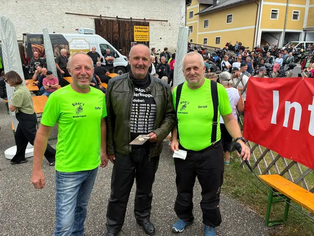 Felix Gumpenberger (Mitte) erhielt ein kleines Präsent. | Foto: Biker's Niederkappel