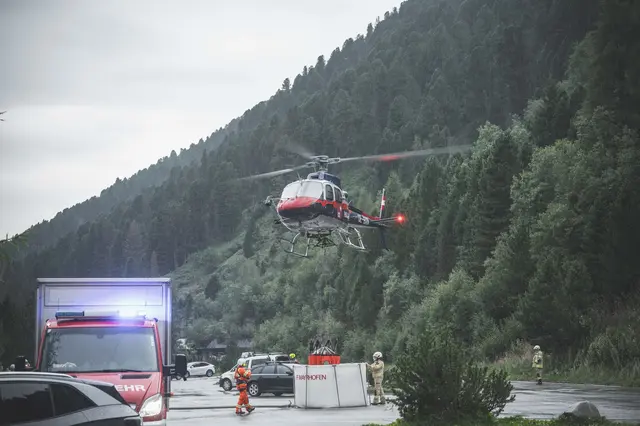 Der Hubschrauber Libelle war bei der Waldbrandbekämpfung in Ginzling im Einsatz.  | Foto: BFV Schwaz / Marcel Kreidl