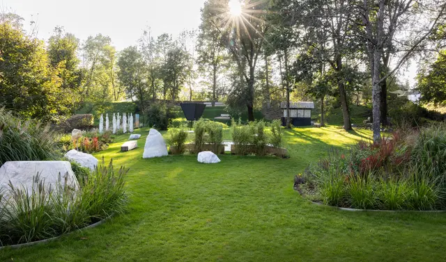 Durch den alten Baumbestand, zahlreichen Bepflanzungen und dem angrenzenden Mühlteich ist der Paradiesgarten ein wunderschöner Ort zum Verweilen.  | Foto: Sandra Matanovic