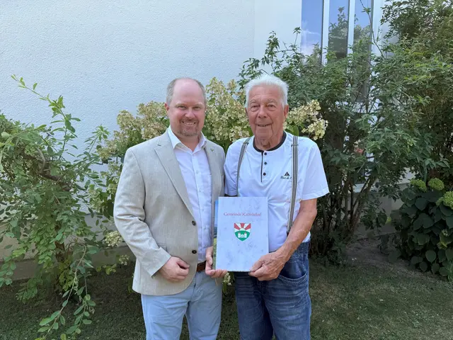 ÖVP-Bürgermeister Michael Nistl gratulierte Wilhelm Pichler (85). | Foto: Gemeinde Katzelsdorf
