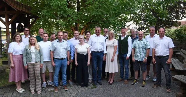 In Buch-St. Magdalena wurden nun ausgeschiedene Gemeinderätinnen und Gemeinderäte für ihre langjährige Tätigkeit offiziell geehrt.  | Foto: Gmd. Buch-St. Magdalena