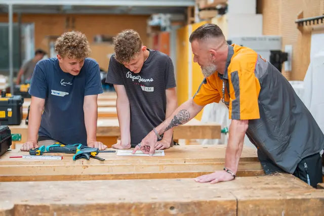 „Niemand ist zu jung, Veränderung zu gestalten“: Schüler lernen gemeinsam mit Baumarkt-Mitarbeitern praktische Fähigkeiten. | Foto: Christian Kremser