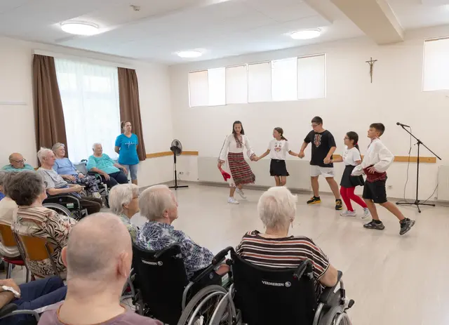 Kinder zwischen 9 und 13 Jahren aus dem VIG Kids Camp führten für die Bewohner des Pflegeheims den traditionellen bulgarischen Tanz „Dunavsko Horo“ auf. | Foto: Richard Tanzer