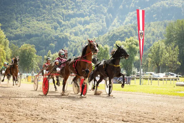 Das Kaiser Franz Joseph Gedächtnis-Trabrennen findet auf der historischen Trabrennbahn statt. | Foto: Picmonique