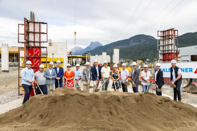 Offizieller Spatenstich für das Neubauprojekt in Inzing: Vertreter:innen der Projektpartner markieren den Baustart für den neuen Standort, der Infrastruktur, Logistik und Mitarbeiterwohnen vereint. | Foto: Marcel Springsholz / SALESIANER MIETTEX GmbH 
