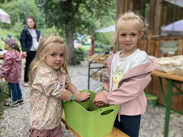 Beim Formen von Samenbällen – den sogenannten „Pralinen für die Bienen“ – lernten die Kinder spielerisch die Bedeutung der Artenvielfalt kennen.
 | Foto: Bio Austria/Marlene Wolfsteiner