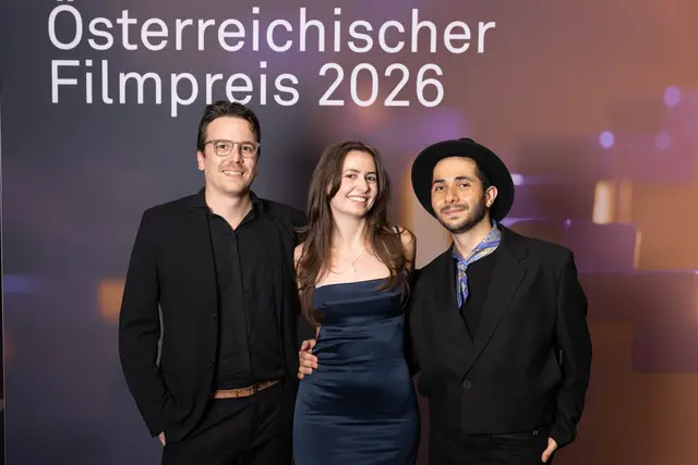 Mit dem Filmteam nahm Maximilian Demets (l.) die Auszeichnung für den besten Kurzfilm beim Österreichischen Filmpreis entgegen. | Foto: AÖF/eSeL.at-Lorenz Seidler