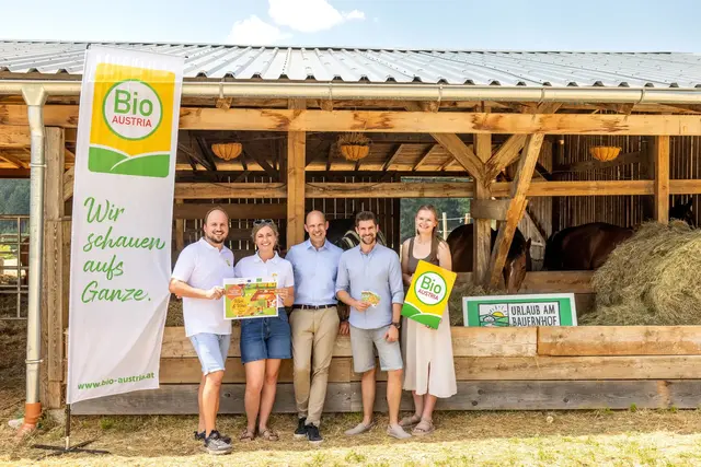 Karl und Monika Mayer vom Sperchenedergut; Landtagsabgeordneter Rudi Hemetsberger, Bio-Austria-OÖ-Geschäftsführer Lukas Großbichler und Bio-Austria-OÖ-Obfrau Magdalena Barth (v. l. n. r.). | Foto: Bio Austria/Julia Mühlberger