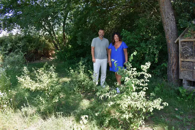 Georg Haimburger von der Naturschutzabteilung des Landes und Obfrau Doris-Grit Schwarz vom Verein Lebensraum Petzenland-Peca beim Bienen-Info-Point in St. Michael ob Bleiburg, wo unter anderem regionale Hecken gepflanzt sind. | Foto: MeinBezirk.at/Petra Lammer