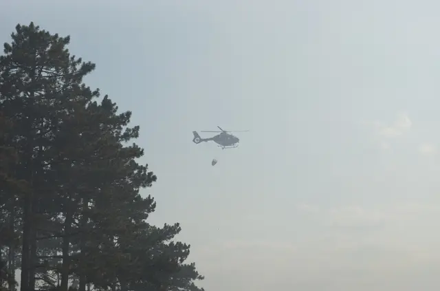 Hubschrauber warfen Wasser ab. | Foto: Santrucek