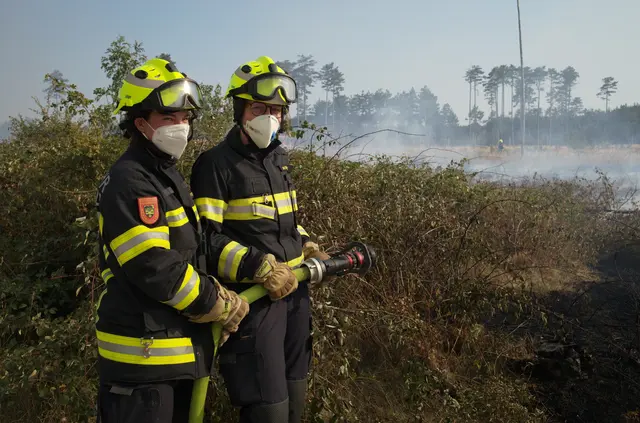 Die Feuerwehrfrauen an der Spritze. | Foto: Santrucek