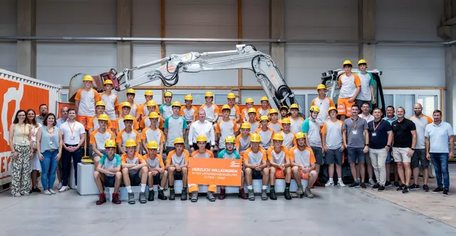 Neue Leyrer + Graf Lehrlinge 2026: Stefan Graf (CEO Leyrer + Graf), Team HR (Verena Fida, Anna-Lena Gretzel, Carina Kahrer, Thomas Reif), Betriebsrat (Mario Kitzler, Stefan Messirek), Lehrlingsbeauftragte bzw. Betreuer (Markus Decker, Stefan Don, Julian Eberl, Michael Krauskopf, Stephan Möslinger, Michael Ringhofer, Stefan Schuster) mit den neuen Lehrlingen der Unternehmensgruppe Leyrer + Graf. | Foto: Leyrer + Graf 