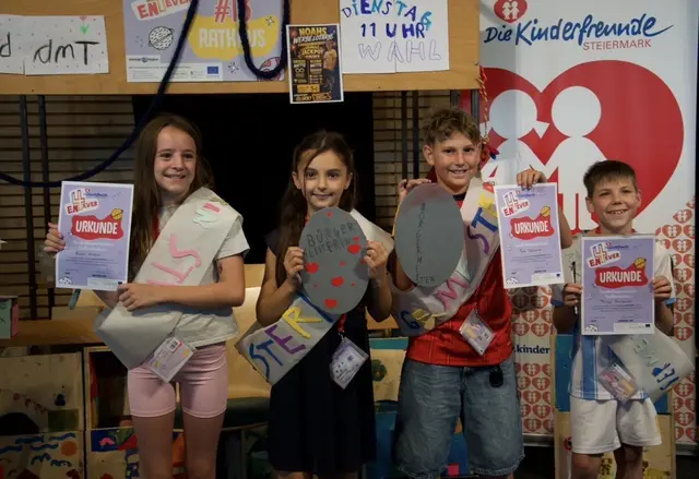 Enna Hiebler, Olivia Wilfling, Fabi Neuhold und Philipp Gschanes (v. l.) haben nun das Sagen in der Kinderstadt „EN4EVER".  | Foto: MeinBezirk/Leonie Herrmann