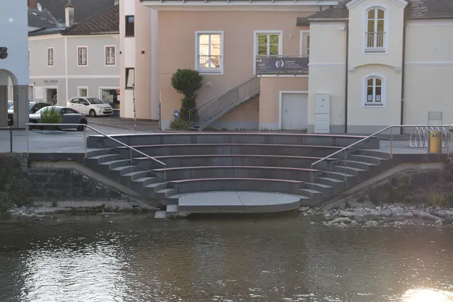 Die Statdtmole an der Erlauf in Scheibbs soll bald mit Bäumen beschattet werden, die nach dem Stadtschwamm-Prinzip gepflanzt werden. | Foto: Roland Mayr/MeinBezirk Scheibbs