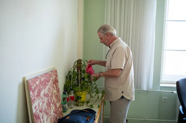 Günther Kautz beim Gießen seiner zarten Pflänzchen im Vizebürgermeister-Zimmer. | Foto: Santrucek