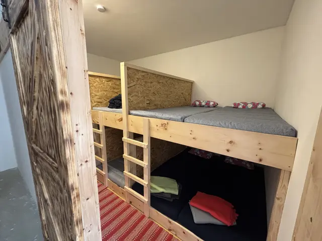 Ein Notlager für alle Zeltlerinnen und Zeltler wurde im ehemaligen Stall errichtet. | Foto: MeinBezirk/Angelina Koidl