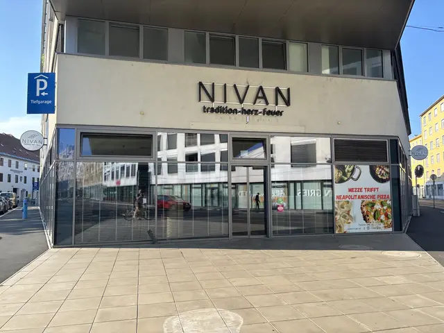 Seit einigen Wochen bleiben die Jalousien des "Nivan" am Grazer Griesplatz geschlossen. Das Lokal musste Insolvenz anmelden.  | Foto: MeinBezirk/Markus Kropac