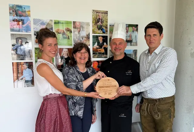 Petra Knippitsch von „Knippis Wiesenhendln“, Direktorin Andrea Kager-Schwar, Küchenchef Hugo Fuka und Jungbauern-Landesobmann-Stellvertreter Josef Kaiser (v.l.) bei der Verleihung.