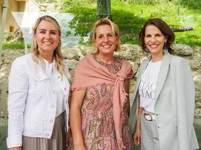 Das Unternehmen Spar unterstützt das Zuhause der Pinguine im Zoo Salzburg. Zoo-Geschäftsführerin Sabine Grebner (Mitte) freut sich gemeinsam mit Martina Bichler (Stv. Spar-Geschäftsführerin) und Landeshauptfrau Karoline Edtstadler (rechts). | Foto: Spar