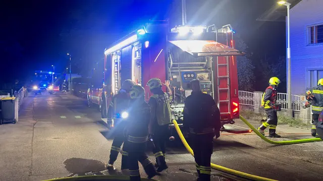 Beim Eintreffen der Einsatzkräfte hatten die Flammen bereits auf ein angrenzendes Nebengebäude überzugreifen begonnen.
 | Foto: DOKU-NÖ