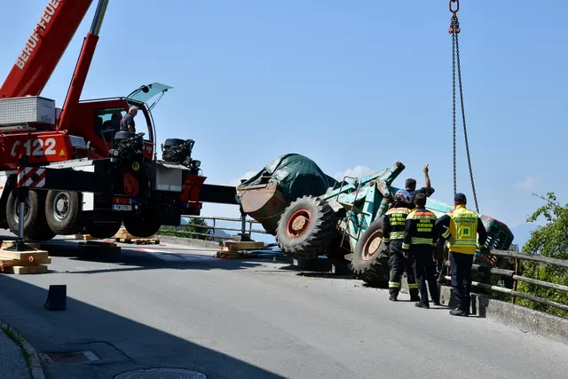 Die Baumaschine konnte schließlich wieder auf die Straße gehoben werden. | Foto: ZOOM.TIROL