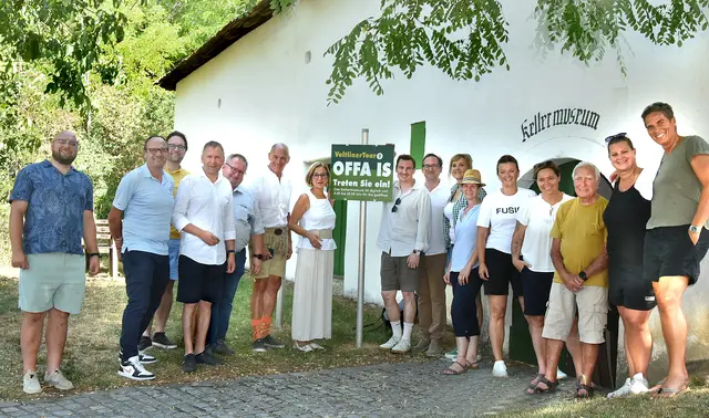 Landeshauptfrau Johanna Mikl-Leitner besuchte im Rahmen ihrer Sommertour gemeinsam mit zahlreichen Ehrengästen das Kellermuseum in der Maulavern Kellergasse in Zellerndorf. | Foto: Herbert Schleich