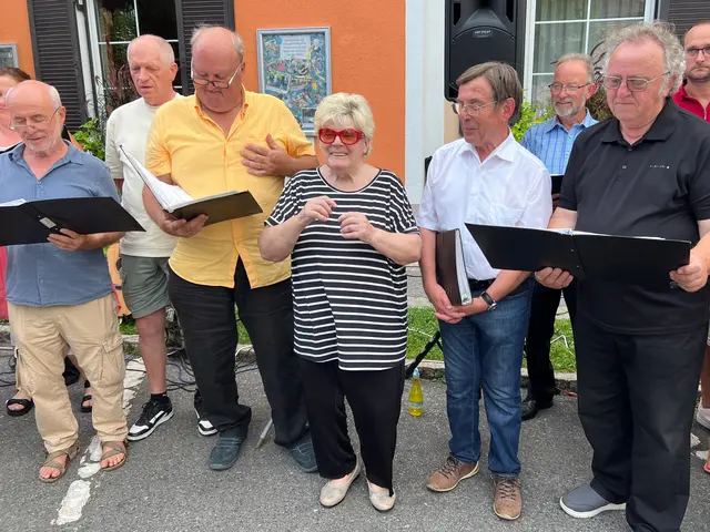 Gerlinde Hörmann zwischen ihren Sängern