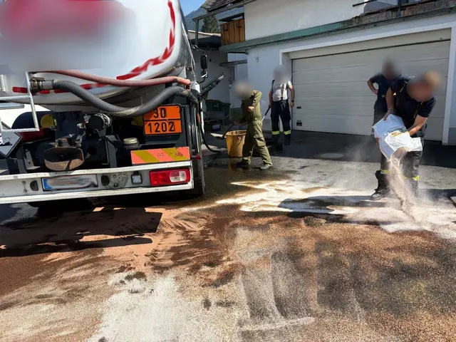 Aufgrund eines technischen Gebrechens an einem Diesellieferfahrzeug waren rund 50 Liter Kraftstoff ausgetreten.  | Foto: Freiwillige Feuerwehr Kühweg