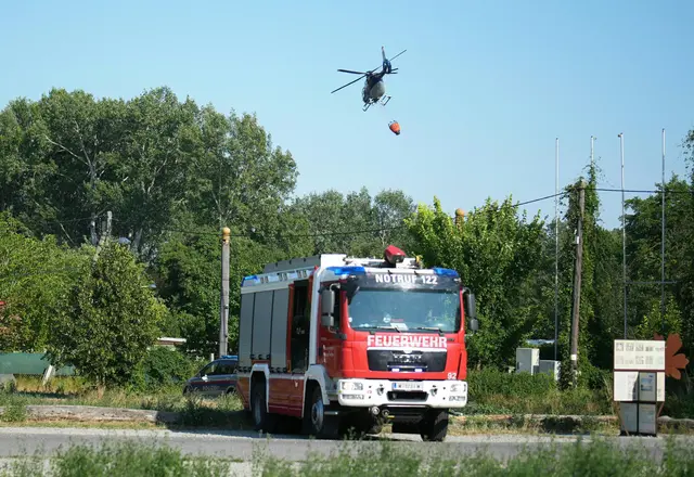 Am Dienstag brach in der Lobau ein Waldbrand aus. Nach wie vor steht die Wiener Berufsfeuerwehr im Einsatz. | Foto: APA-Images / APA / GEORG HOCHMUTH